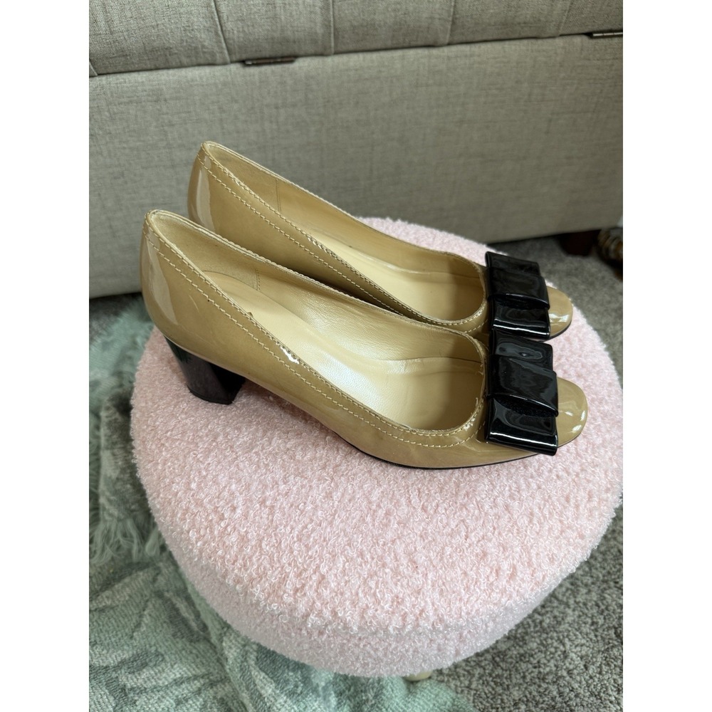 Kate Spade Beige Patent Leather Block Heel Pumps Bow Accent Closed Toe Size 7B